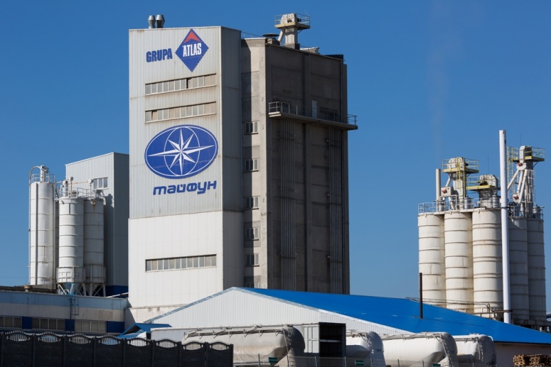 ПТ ООО &laquo;Тайфун&raquo; создано в 1999 году. Основная сфера деятельности - создание и выпуск сухих строительных смесей торговых марок &laquo;LUX&raquo; и &laquo;Тайфун Мастер&raquo;, а также системы тепловой изоляции зданий и сооружений &laquo;Тайфун&raquo;. Является одним из ведущих игроков на рынке выпуска строительных смесей Беларуси. В 2008 году предприятие прошло сертификацию по системе менеджмента качества СТБ ИСО 9001-2001, имеет собственную аккредитованную лабораторию. В этом же году на выставке &laquo;Стройэкспо-2008&raquo; (г.Минск) признано лучшим производителем сухих строительных смесей. Имеет Дипломы &laquo;Лучший продукт года 2008-2009 г.г.&raquo;, &laquo;Лучший строительный продукт года 2008-2009 г.г.&raquo; по целой серии выпускаемой продукции. ПТ ООО &laquo;Тайфун&raquo; неоднократно награждалось дипломами &laquo;Лучший предприниматель в сфере производства товаров промышленного назначения&raquo; как на местном,  так и на республиканском уровнях. В 2009 году торговая марка &laquo;ЛЮКС&raquo; получила золотую медаль на конкурсе &laquo;БРЭНД ГОДА 2009&raquo;. В октябре 2009 года ПТ ООО &laquo;Тайфун&raquo; вошло в состав международной группы &laquo;АТЛАС&raquo;.      Создать новое всегда сложно, особенно если на рынке уже есть аналоги. А когда подобную продукцию выпускают не только отечественные, но и импортные компании, да еще известных мировых брендов&hellip; Но именно этот фактор стал решающим для ПТ ООО &laquo;Тайфун&raquo; в вопросе разработки новой линейки сухих строительных смесей &laquo;Тайфун Мастер&raquo;. Технологи предприятия подошли к решению проблемы радикально, замахнувшись на разработку абсолютно новой марки смесей &laquo;Тайфун Мастер&raquo;. Их полная линейка появилась на рынке в начале 2008 года. В 2008 году ПТ ООО &laquo;Тайфун&raquo; прошло сертификацию по системе менеджмента качества СТБ ИСО 9001-2001, появилась собственная аккредитованная лаборатория.     Среди 60 видов смесей, которые сегодня представляют линейку &laquo;Тайфун Мастер&raquo; &ndash; клеи для плитки, гипсовые составы для внутренних работ, кладочные, самонивелирующиеся и гидроизоляционные составы, штукатурки, в том числе декоративные, составы для теплоизоляции фасадов. С сентября 2008 года была запущена в производство линейка смесей для ремонта и реставрации железобетонных конструкций и сооружений.    Разрабатывая столь широкую палитру сухих смесей, во главу угла технологи поставили вопрос качества. Но одно дело &ndash; рецепт, другое &ndash; ежедневное производство, в котором, к сожалению, далеко не всегда удается соблюсти баланс желаемого с реальными возможностями. Для того чтобы результат был неизменным, а качество стабильным, на предприятии организован многоступенчатый контроль. Он позволяет производителю гарантировать отличное качество смесей марки &laquo;Тайфун Мастер&raquo; в каждой партии поставки.    Случается, что теоретические изыскания разработчиков вступают в противоречие с запросами практиков. Чтобы избежать подобного несоответствия, перед запуском в промышленное производство смеси  отправляли на испытания на экспериментальные объекты. Судьями становились опытные профессиональные строители, через руки которых прошли тонны смесей самых различных фирм.    Разработчики предложили строителям, использовавшим смеси &laquo;Тайфун Мастер&raquo;, заняться несколько необычным для них делом: вести дневник. День за днем рабочие подробно записывали, как ведет себя новый продукт в работе, вносили свои предложения по его совершенствованию. В результате гипсовые составы стали еще более пластичными, легкими в работе по сравнению с аналогами. Точно так же велись работы по разработке и выпуску гипсовых штукатурок машинного нанесения.    Группа фасадных шпатлевок и декоративных штукатурок разрабатывалась с учетом местных погодных условий. Как результат, в отличие от многих импортных составов, они с блеском переносят капризы белорусского климата.    Высоких показателей удалось добиться при разработке самонивелирующихся смесей и гидроизоляционных составов. Особого внимания заслуживает линейка клеев &laquo;Тайфун Мастер&raquo;. В нее входят клеи повышенной фиксации и повышенной эластичности, быстро твердеющий клей, а также клеевой состав для кладки камней, блоков из газосиликата. В ходе тестирования составы сравнивались с лучшими зарубежными аналогами. В итоге оказалось, что белорусские смеси по некоторым техническим характеристикам превзошли импортные.    Кроме того, для каждого состава были установлены такие основные физические характеристики, как адгезия, прочность при отрыве и сжатии, морозостойкость, а также то, на протяжении какого времени готовый раствор сохраняет свои свойства и как быстро он застывает на поверхности. Эти сведения скорее представляют интерес для профессиональных строителей. Любителям, решившим подремонтировать свою квартиру, помогут советы мастера, которые есть в инструкции для каждой смеси.    То, что смеси производятся в Беларуси, сокращает сроки их поставки до трех-четырех дней в любой, даже самый отдаленный уголок страны, и делает их дешевле многих импортных аналогов. Нужную продукцию в любых объемах всегда можно найти на складе. Чтобы у потребителя не возникло ощущения того, что он покупает &laquo;кота в мешке&raquo;, строительные организации могут получить смеси у производителя либо дилера и апробировать их. А вникнуть во все технологические особенности работы с новым продуктом строительным и торговым организациям помогут семинары и консультации, которые специалисты предприятия готовы провести в любом городе. В октябре 2009 года ПТ ООО &laquo;Тайфун&raquo; вошло в состав международной группы &laquo;АТЛАС&raquo;.    В 2011 году новое производство открыто в Гродно по адресу ул. Аульская, 18. Запущена программа лояльности &laquo;Мастер Клуб&raquo;.     В 2013 году появилась новая производственная линия мелкой фасовки. Начато обновление парка машин.    В 2014 году открыт новый цех ПТ ООО &laquo;Тайфун&raquo; по производству перлитового песка. Учебный класс предприятия появился в Гродненском государственном профессиональном строительном лицее № 1.     В 2015 году &laquo;Тайфун&raquo; стал продавать монтажную пену.     В конце 2015 года открыт новый цех по производству кровельных материалов.    Благодаря сотрудничеству с технологическими лабораториями группы Атлас ПТ ООО &laquo;Тайфун&raquo; постоянно совершенствует качество выпускаемой продукции и расширяет ассортимент сухих строительных смесей, предлагаемых на рынке Республики Беларусь.